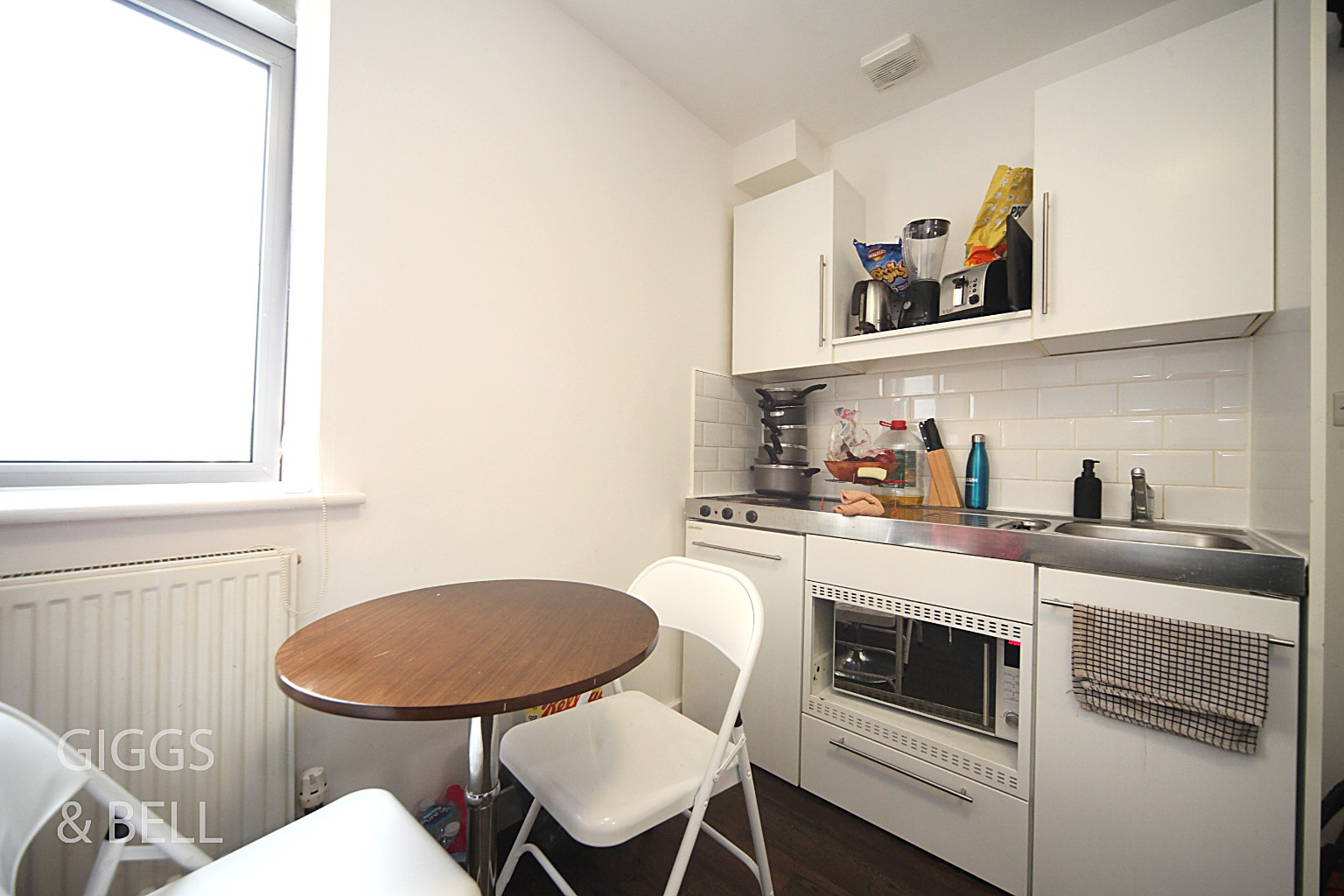 1 bed studio flat for sale in Park Street, Luton 3
