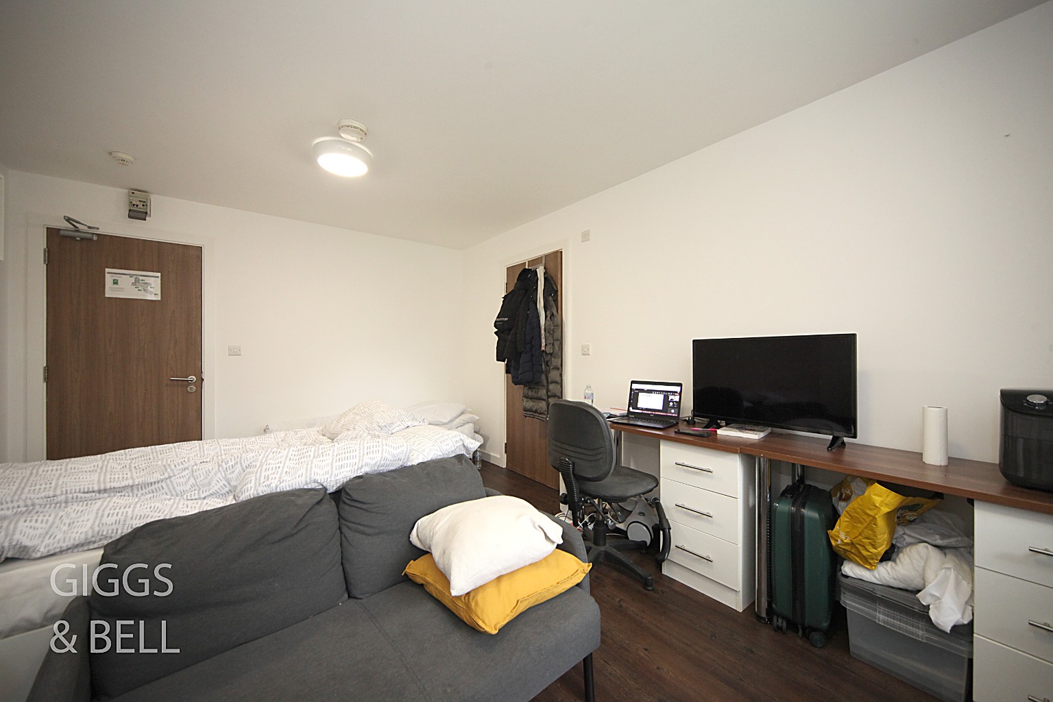 1 bed studio flat for sale in Park Street, Luton 2