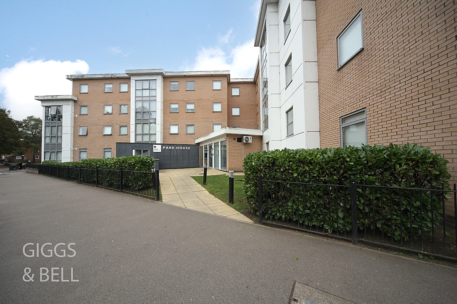 1 bed studio flat for sale in Park Street, Luton 0
