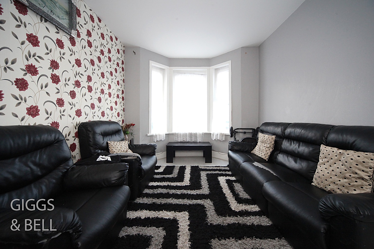 3 bed terraced house for sale in Naseby Road, Luton 2