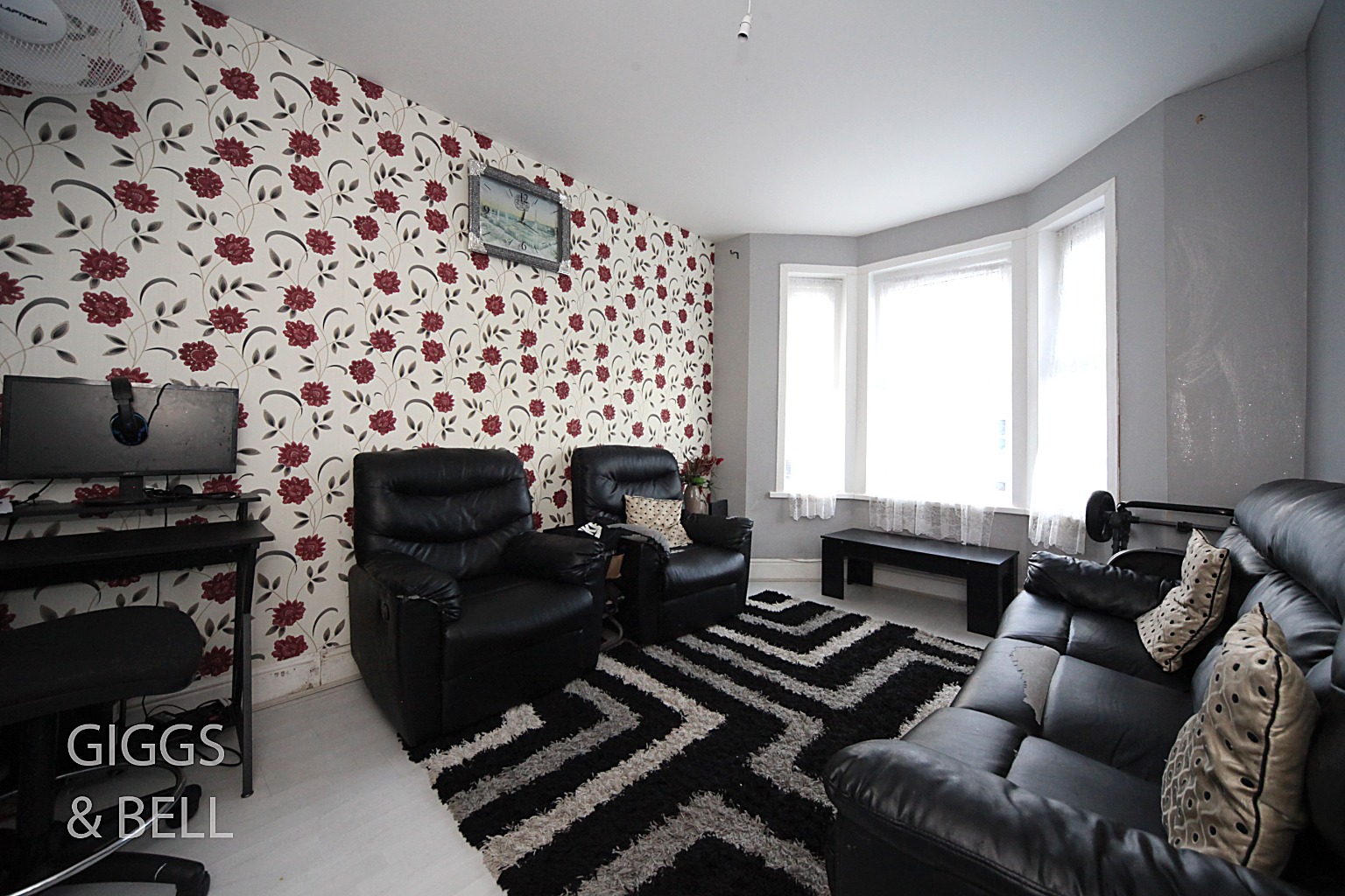 3 bed terraced house for sale in Naseby Road, Luton 1