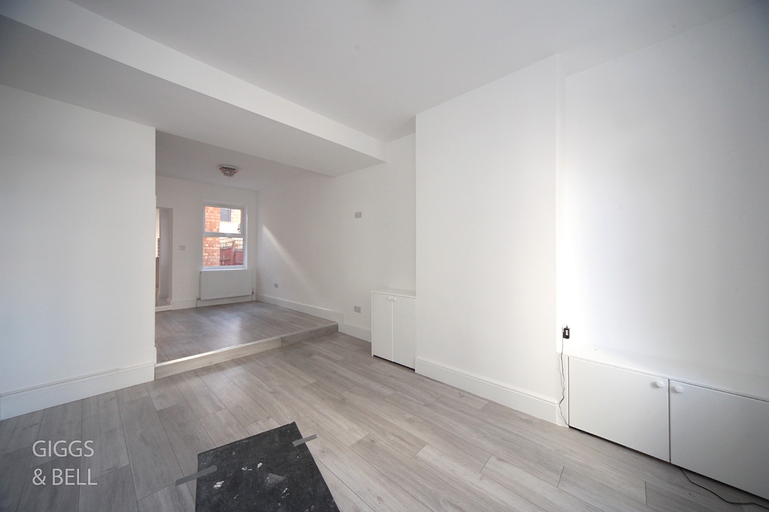 2 bed terraced house for sale in Kingsland Road, Luton 3