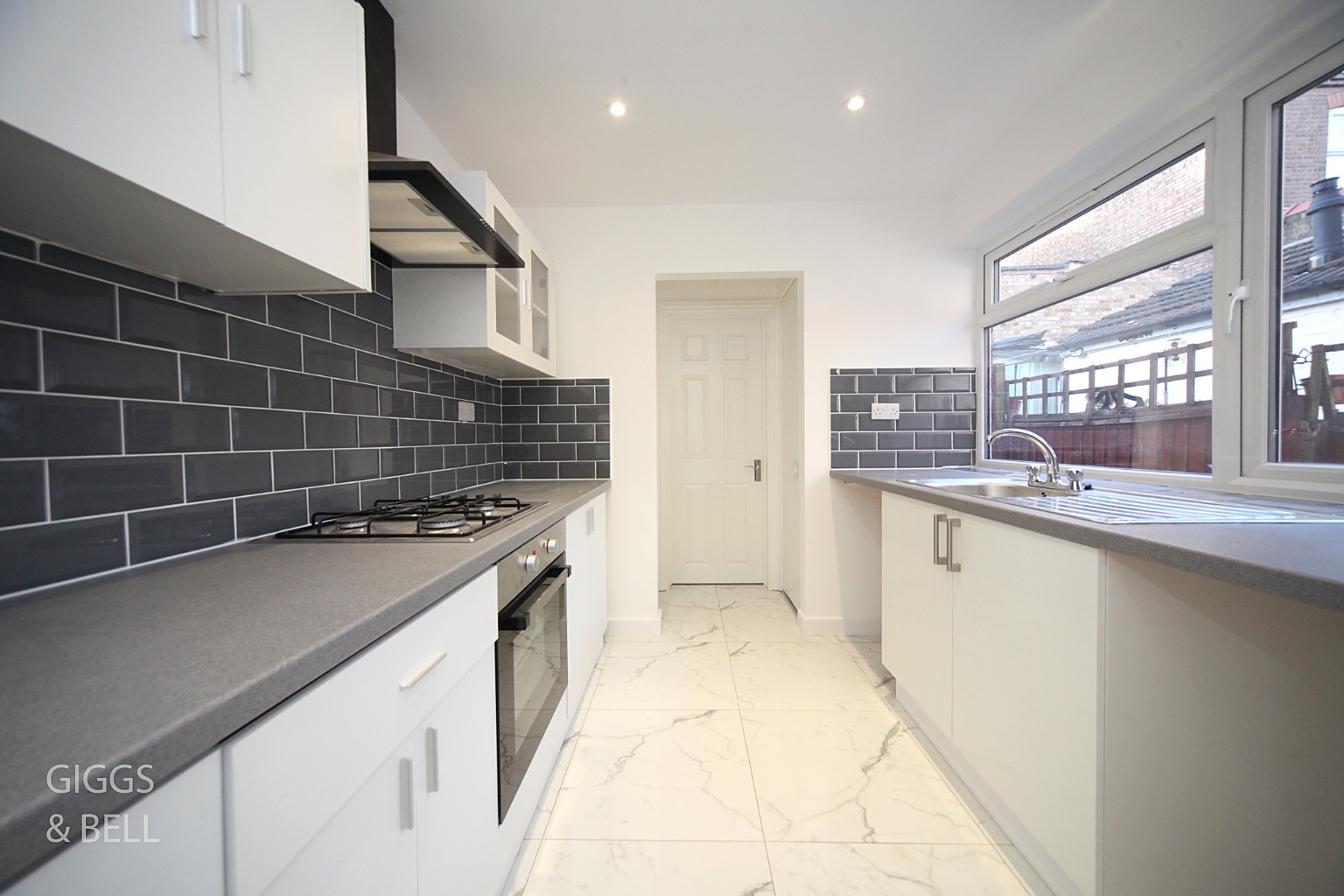 2 bed terraced house for sale in Kingsland Road, Luton 5