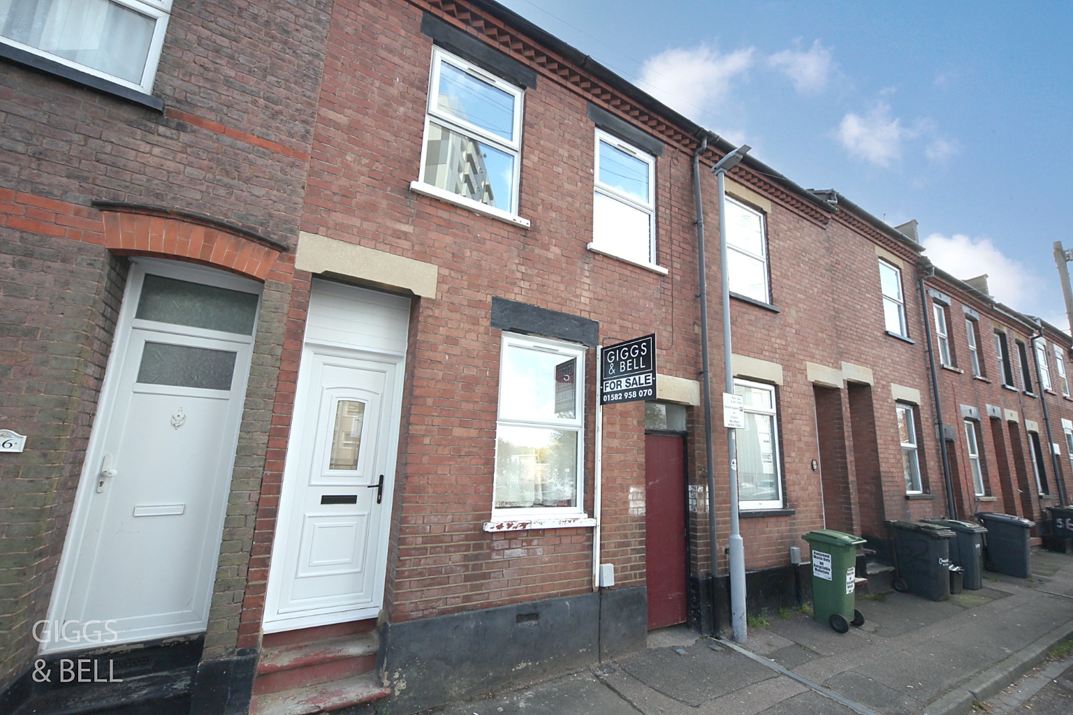 2 bed terraced house for sale in Kingsland Road, Luton  - Property Image 1