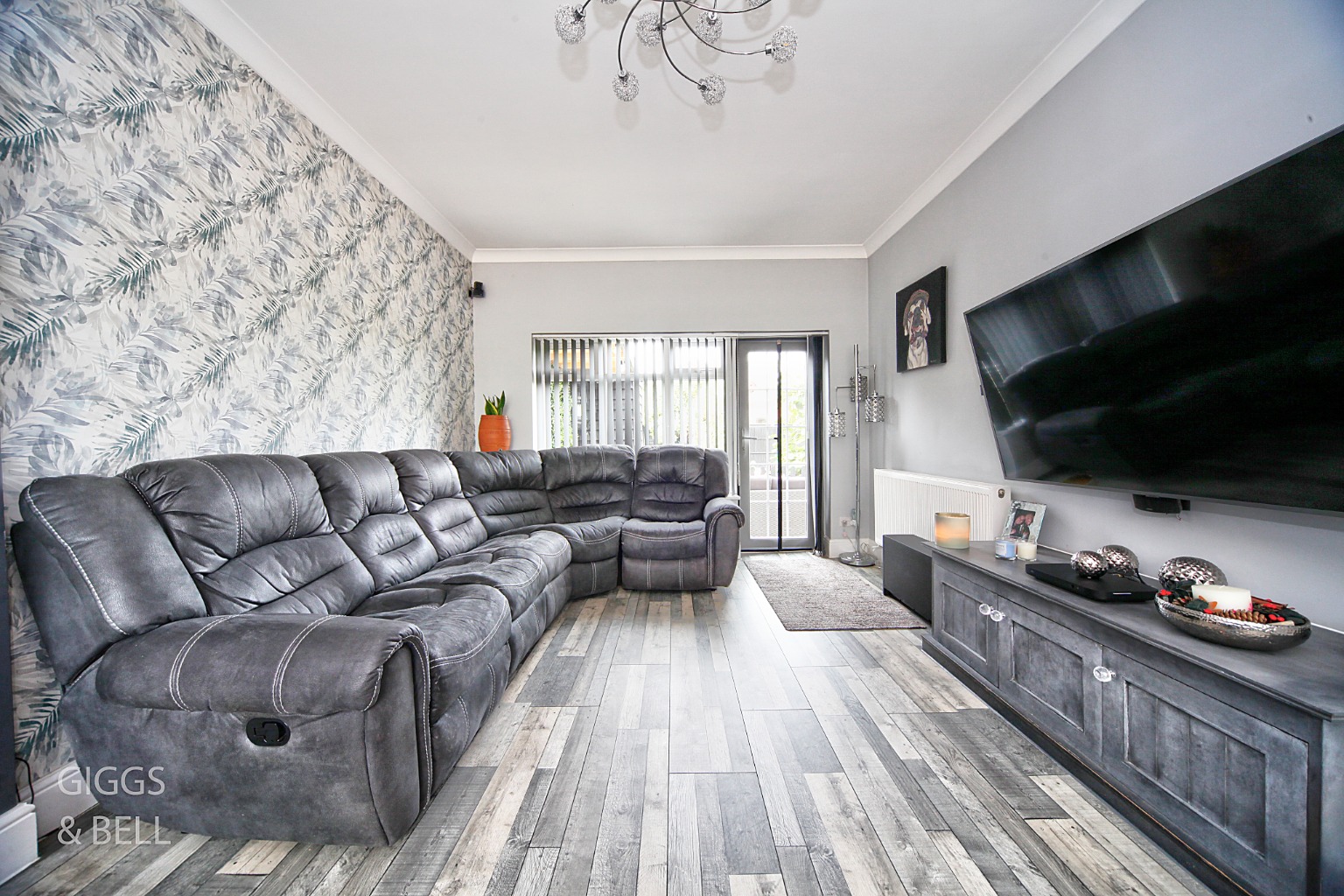 2 bed detached house for sale in Chalton Heights, Luton 5