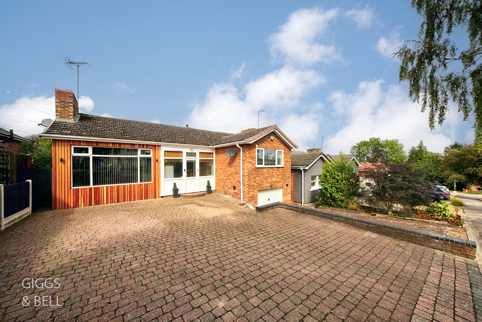 2 bed detached house for sale in Chalton Heights, Luton  - Property Image 1