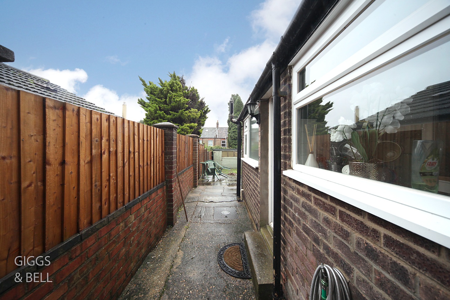 2 bed terraced house for sale in May Street, Luton 18