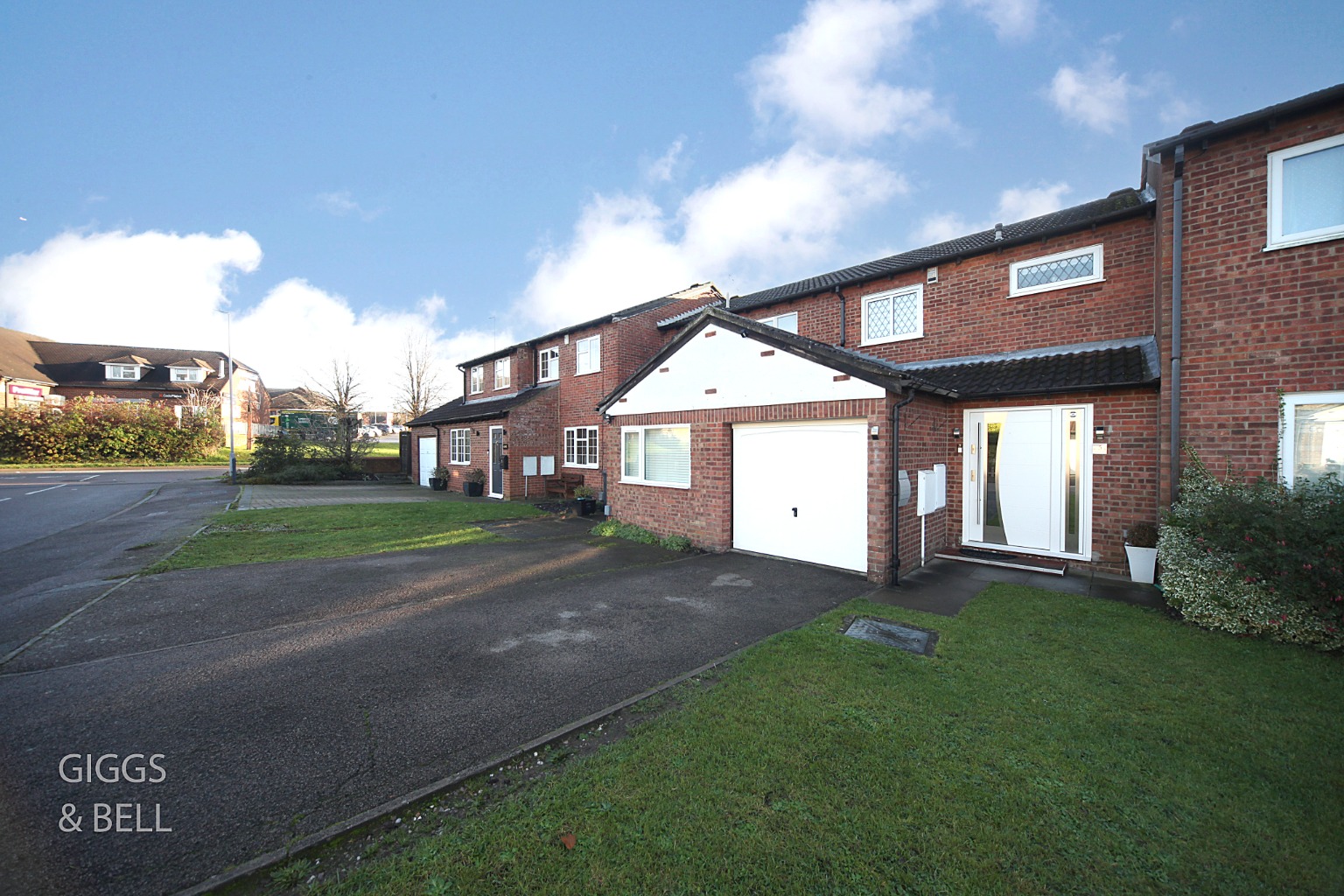 2 bed terraced house for sale in Speedwell Close, Luton, LU3 