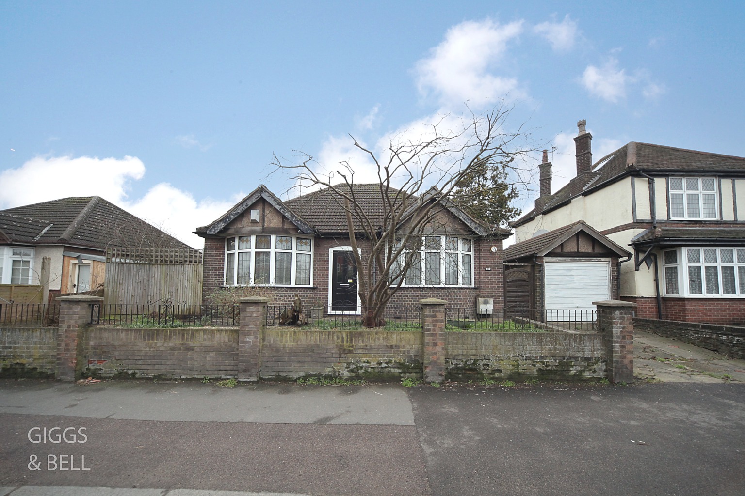 3 bed bungalow for sale in Hitchin Road, Luton, LU2 