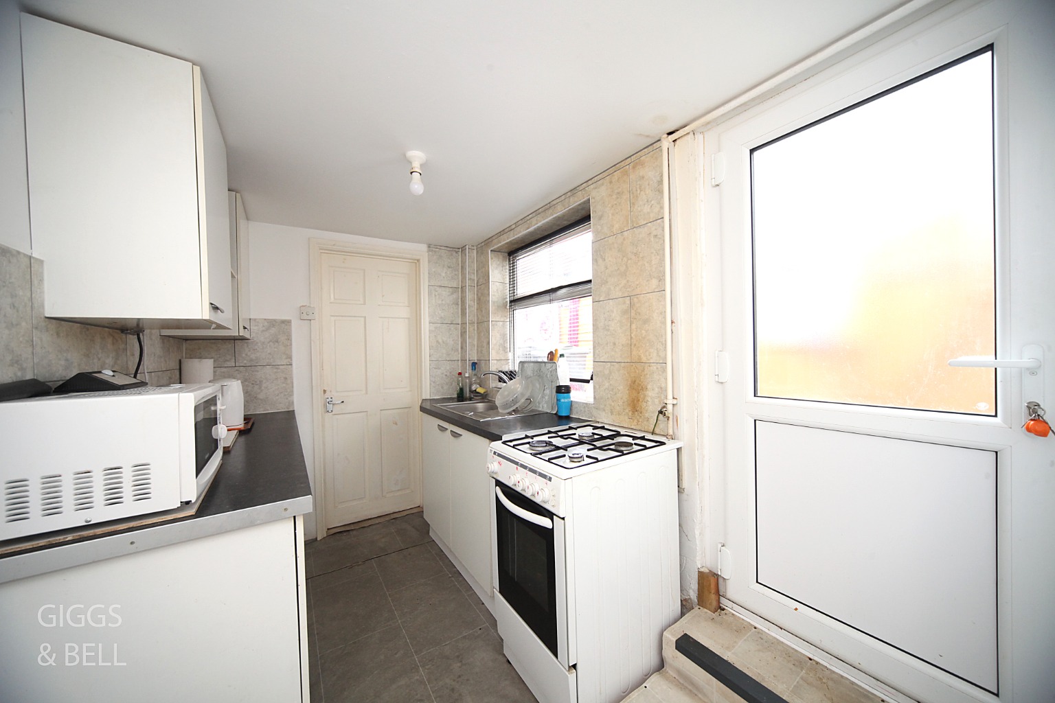3 bed terraced house for sale in Hillside Road, Luton 5