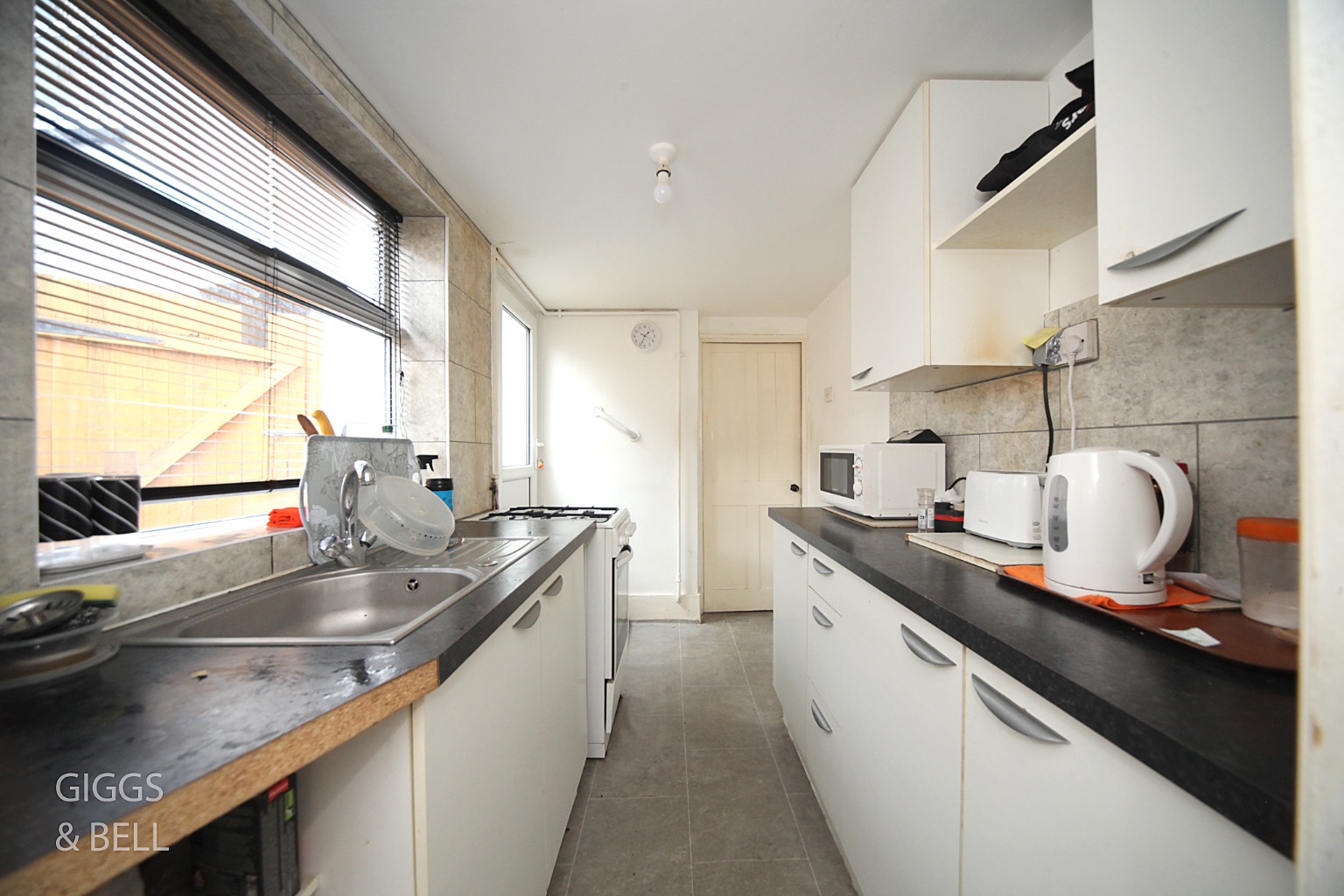 3 bed terraced house for sale in Hillside Road, Luton 3