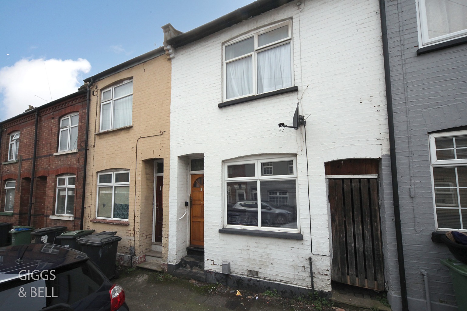 3 bed terraced house for sale in Hillside Road, Luton 0