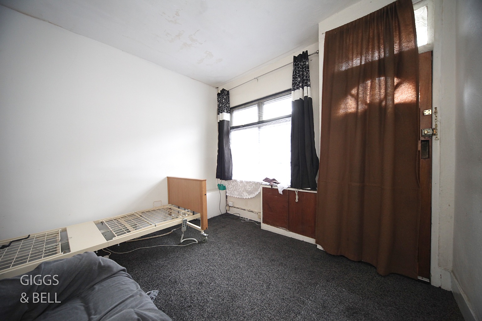 3 bed terraced house for sale in Hillside Road, Luton 1