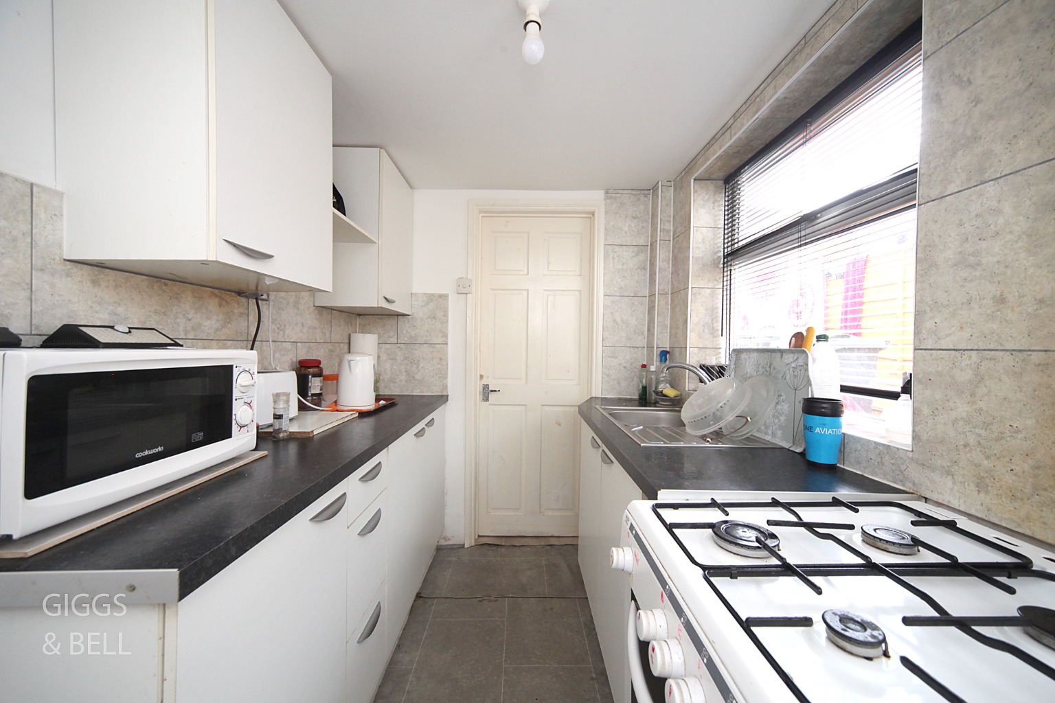 3 bed terraced house for sale in Hillside Road, Luton 4