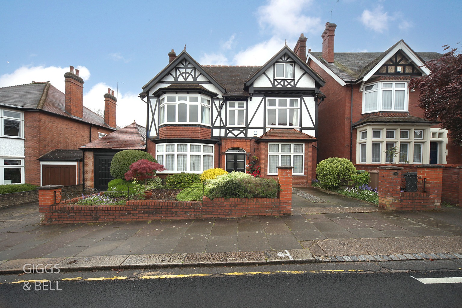 6 bed detached house for sale in Lansdowne Road, Luton  - Property Image 1