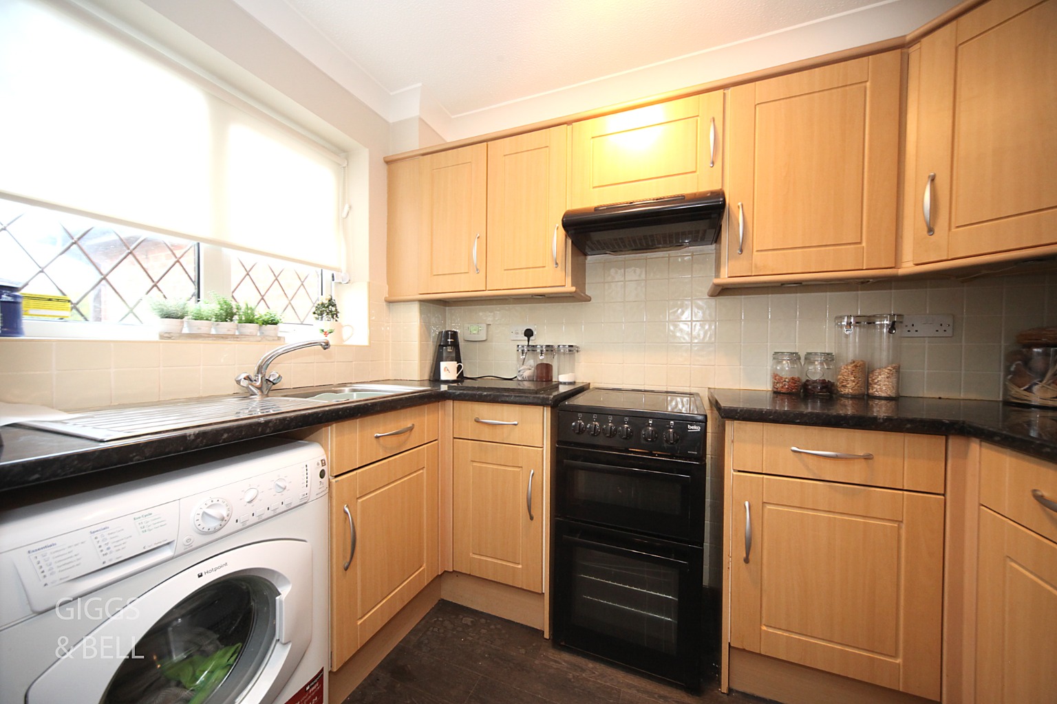 3 bed terraced house for sale in Mees Close, Luton 5