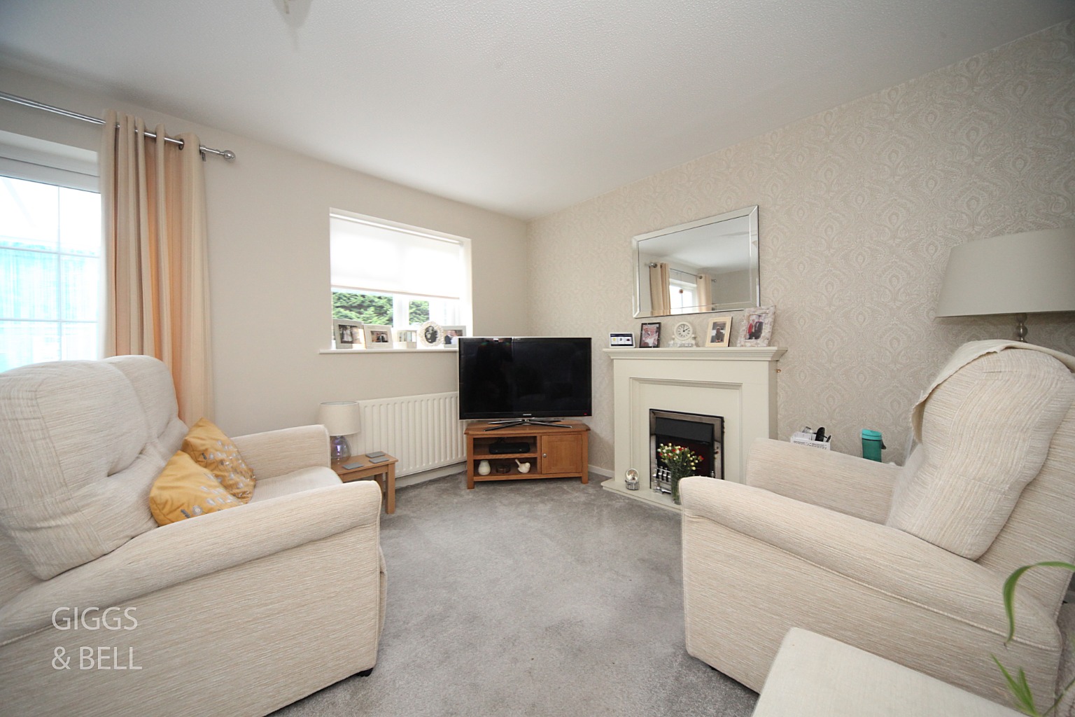 3 bed terraced house for sale in Mees Close, Luton 2