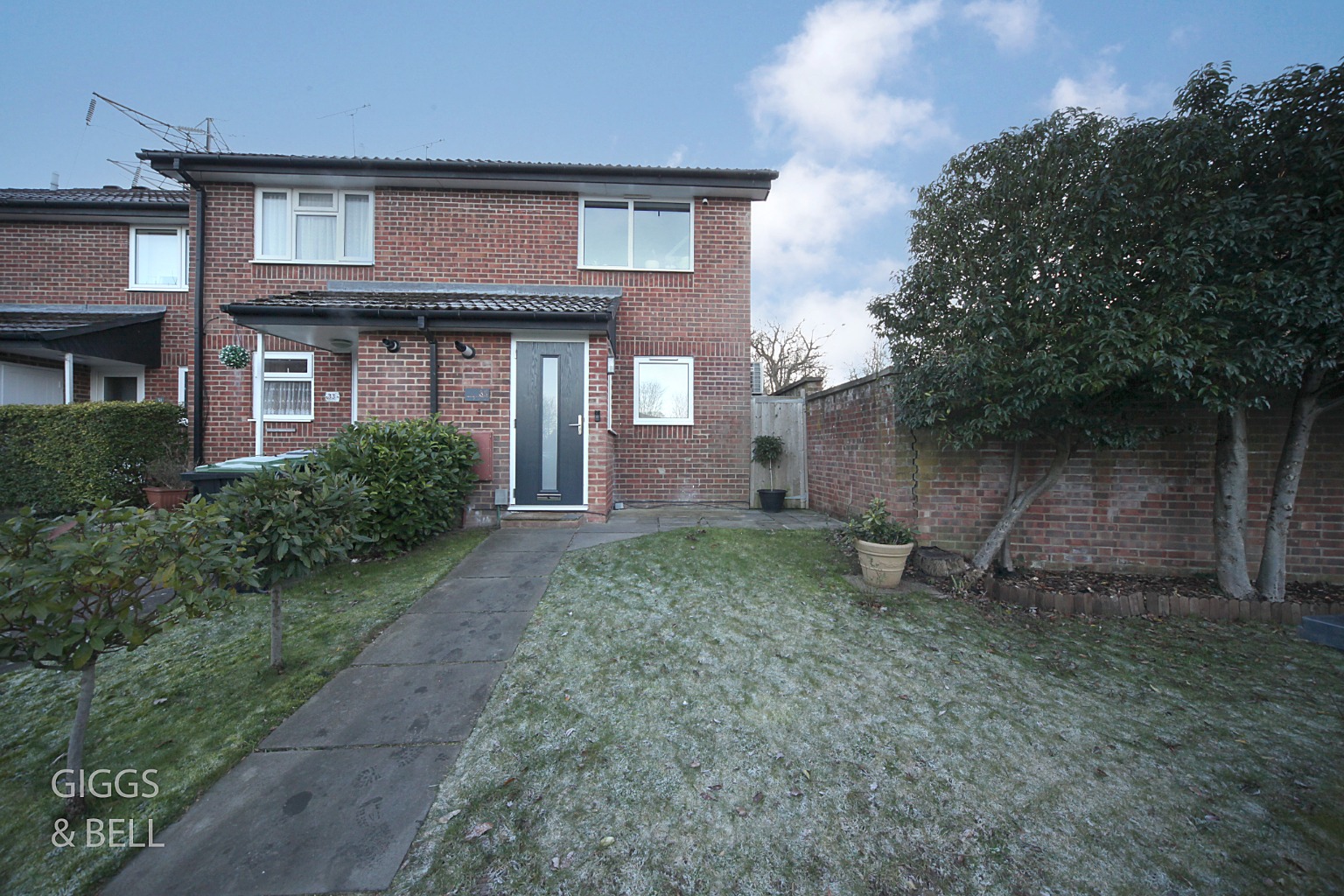 3 bed end of terrace house for sale in Oregon Way, Luton, LU3 