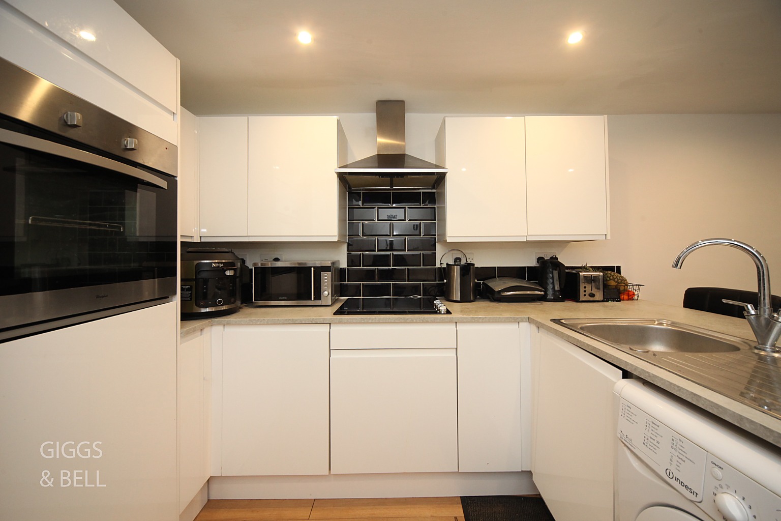 2 bed ground floor flat for sale in Park Street, Luton 4