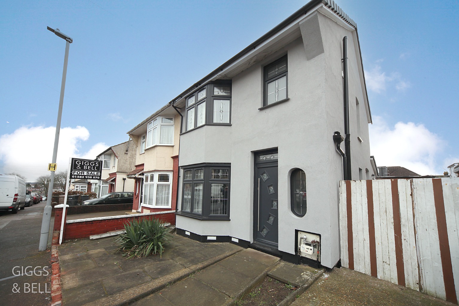 4 bed semi-detached house for sale in Grantham Road, Luton - Property Image 1