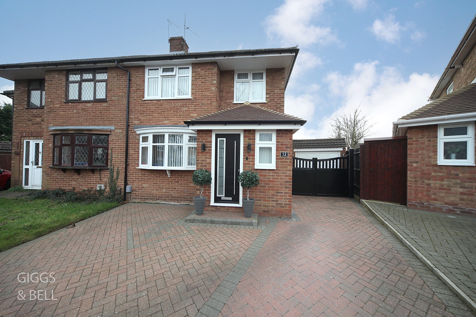 3 bed semi-detached house for sale in Collingtree, Luton, LU2 