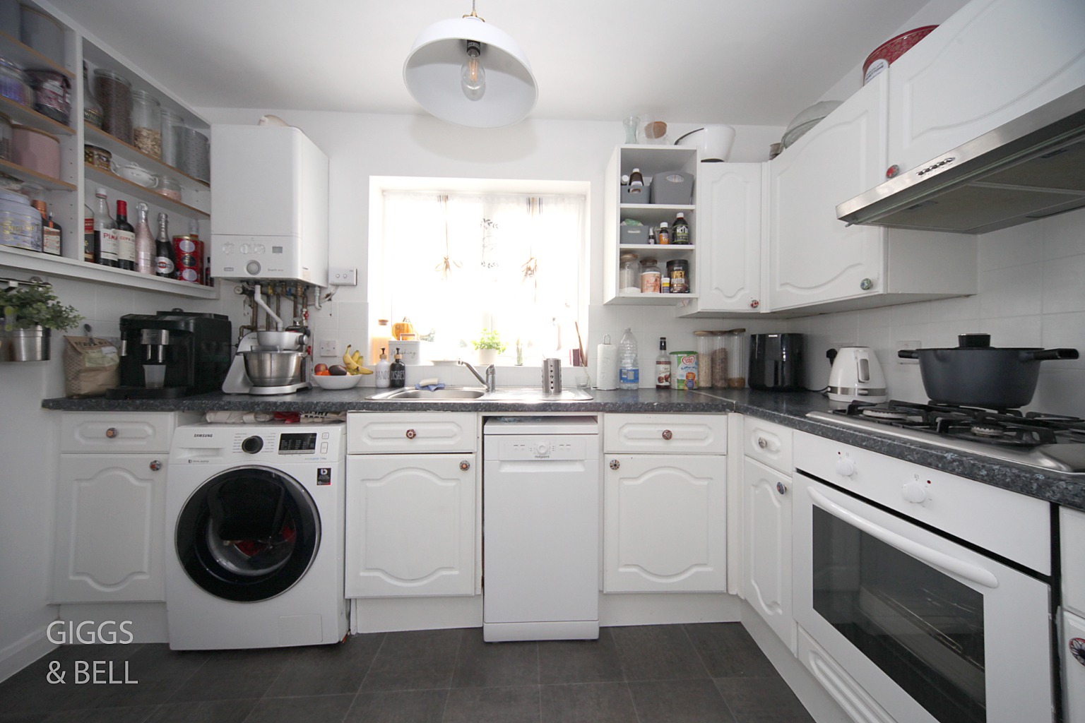 2 bed flat for sale in Hewlett Road, Luton  - Property Image 6