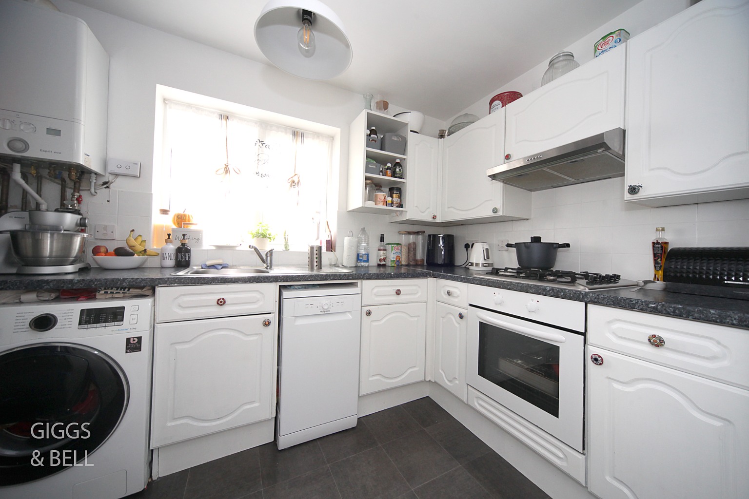 2 bed flat for sale in Hewlett Road, Luton  - Property Image 7