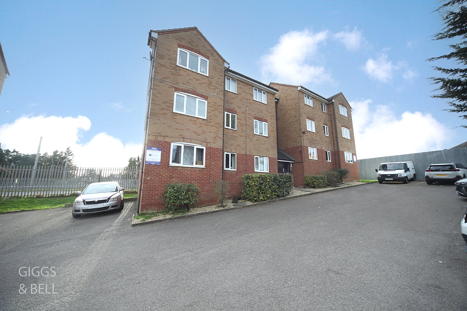 2 bed flat for sale in Hewlett Road, Luton  - Property Image 1