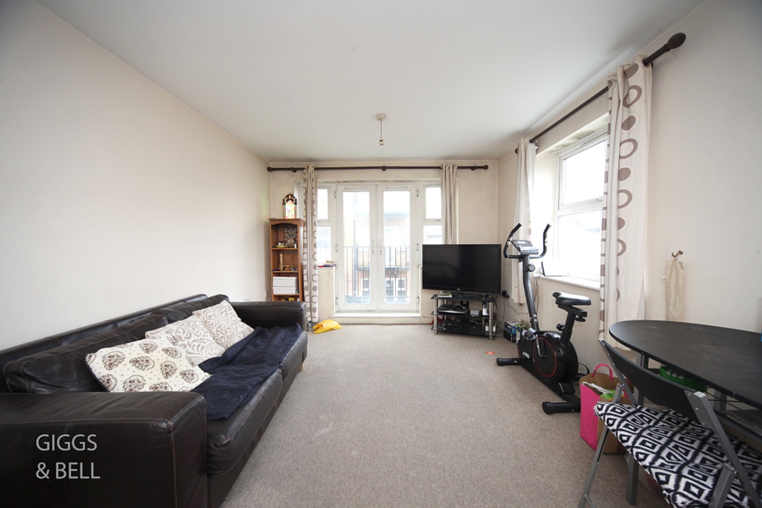 2 bed flat for sale, Luton 4
