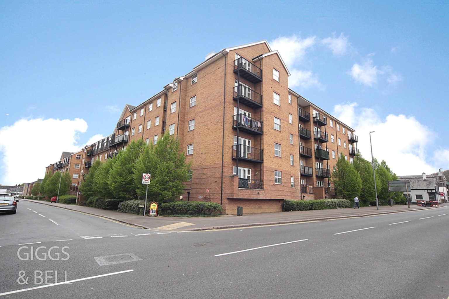 2 bed flat for sale, Luton 10