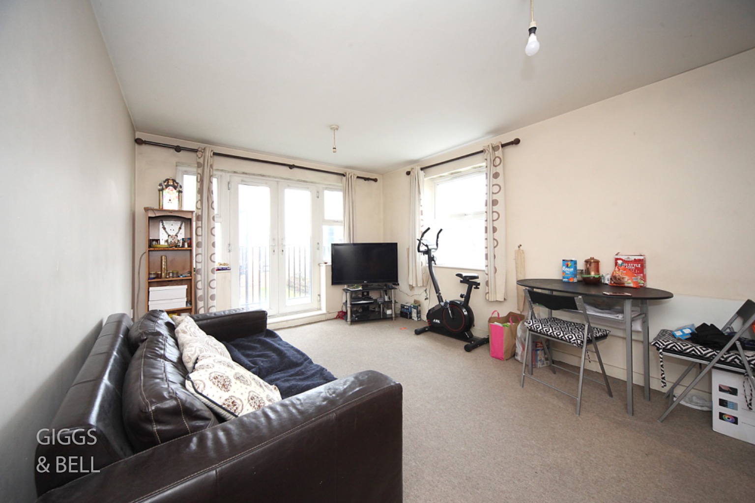 2 bed flat for sale, Luton 3