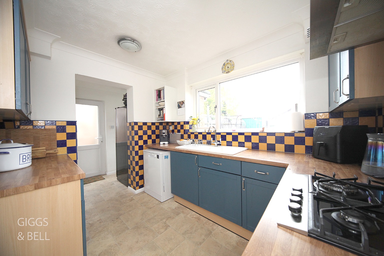 3 bed semi-detached house for sale in First Avenue, Dunstable 12