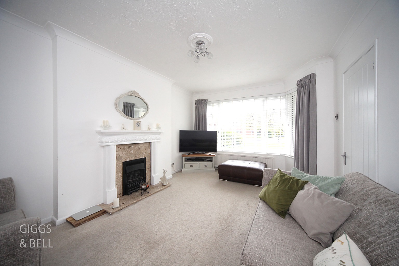 3 bed semi-detached house for sale in First Avenue, Dunstable 5