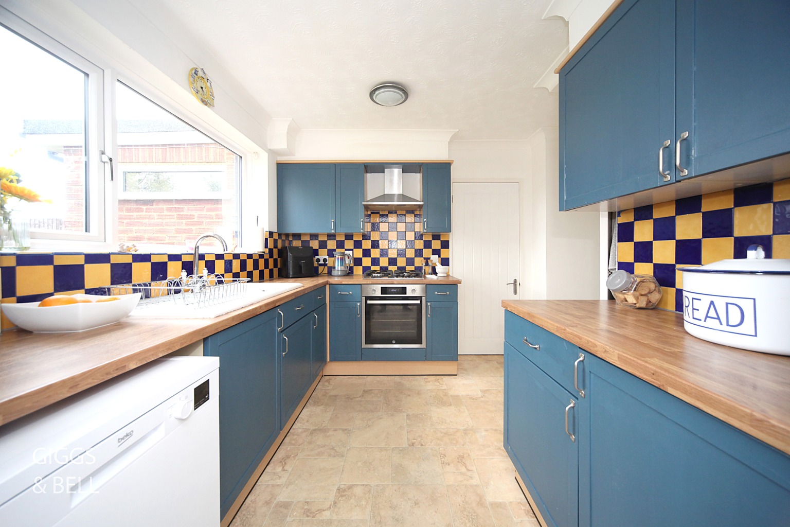 3 bed semi-detached house for sale in First Avenue, Dunstable 10