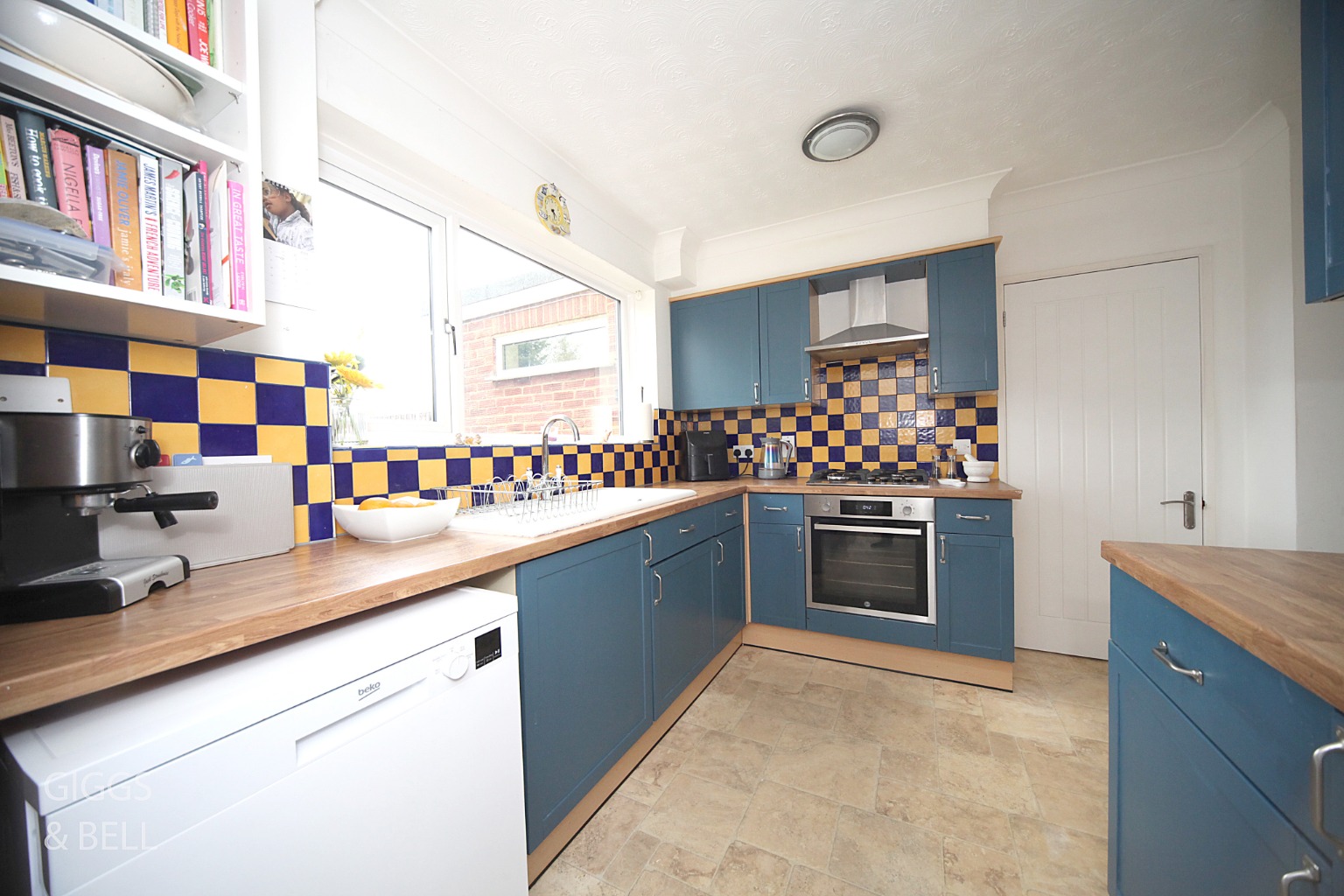 3 bed semi-detached house for sale in First Avenue, Dunstable 11