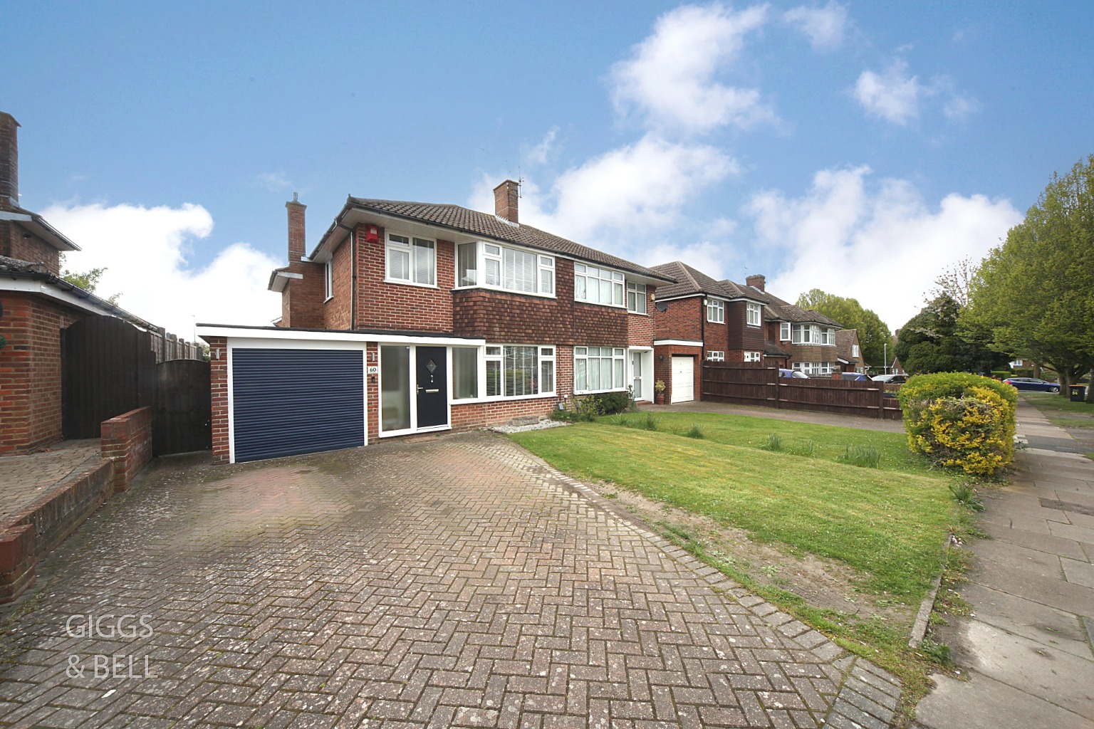 3 bed semi-detached house for sale in First Avenue, Dunstable  - Property Image 1