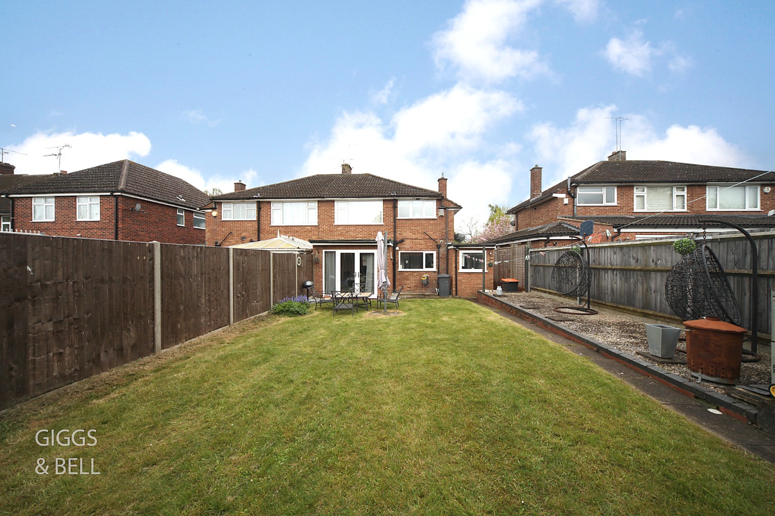 3 bed semi-detached house for sale in First Avenue, Dunstable 1