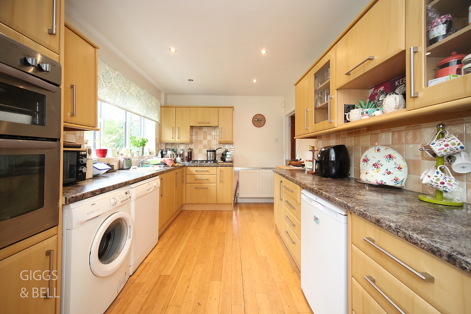 3 bed detached house for sale in London Road, Luton 6