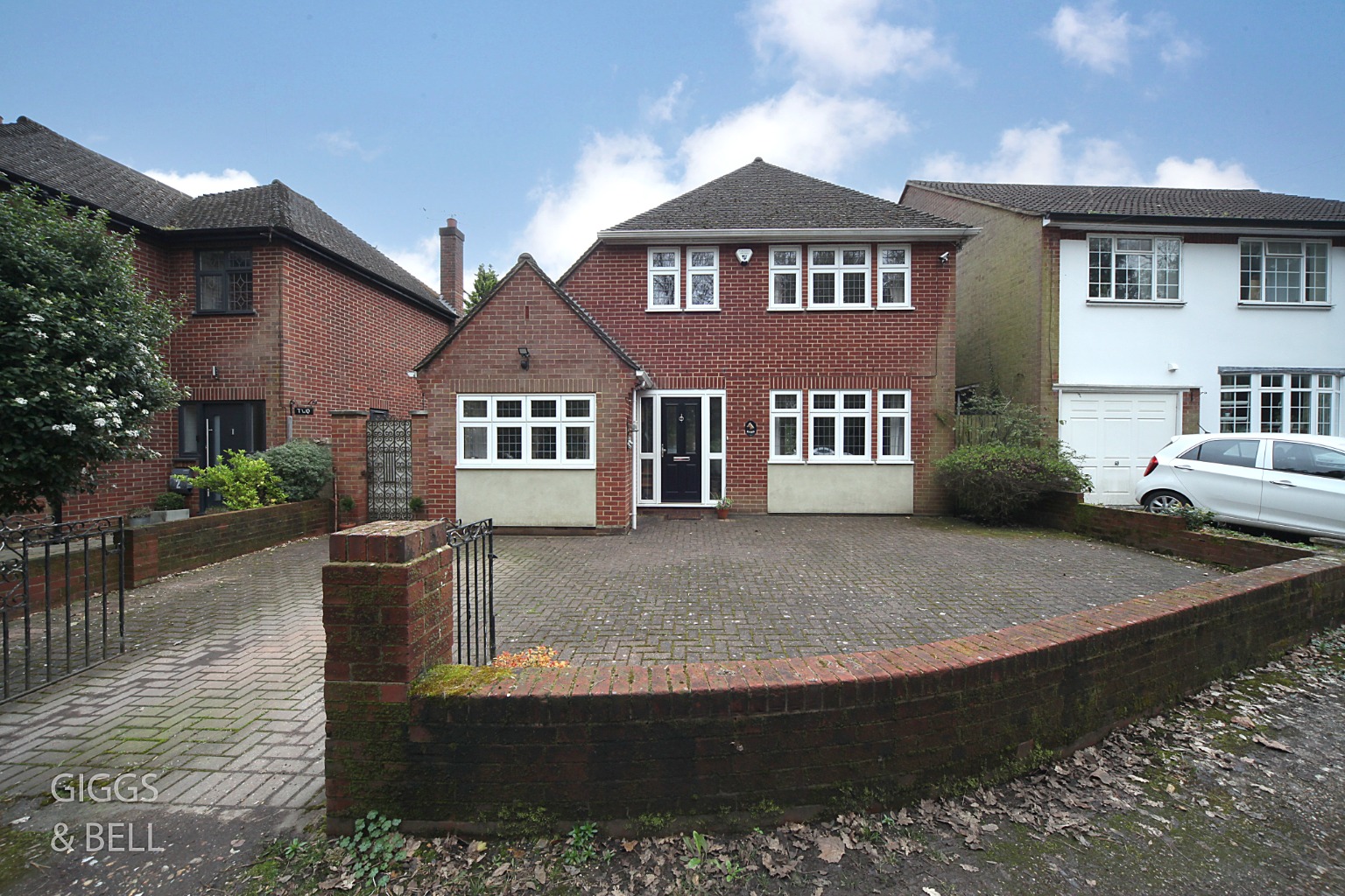 3 bed detached house for sale in London Road, Luton - Property Image 1