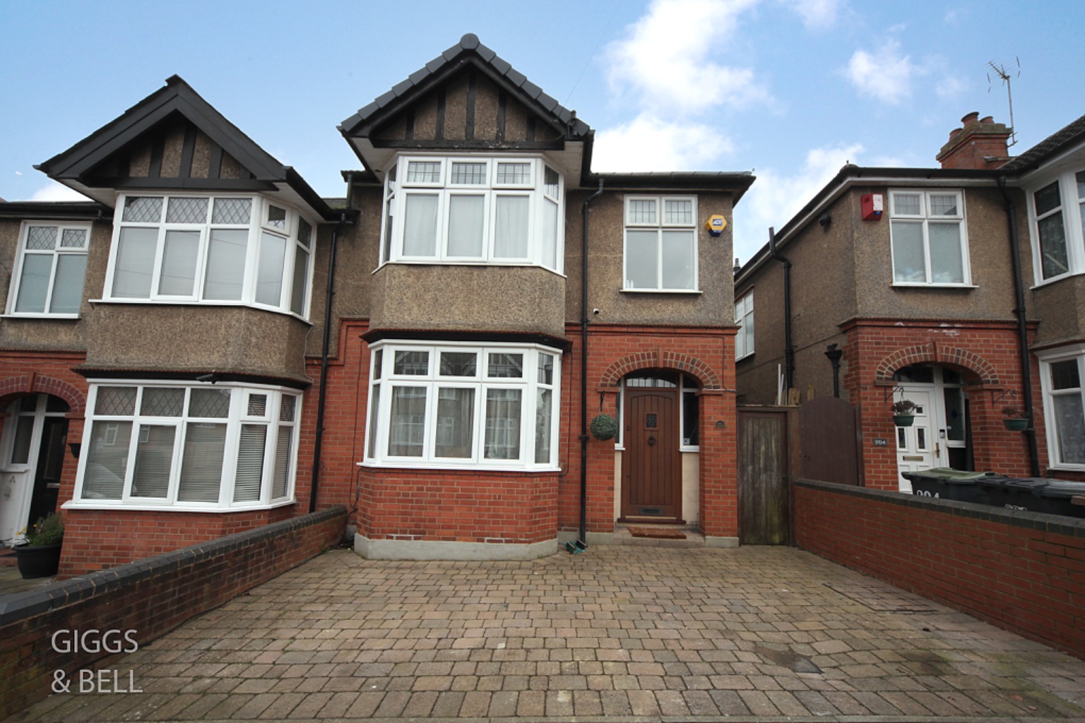 3 bed semi-detached house for sale in Strathmore Avenue, Luton - Property Image 1
