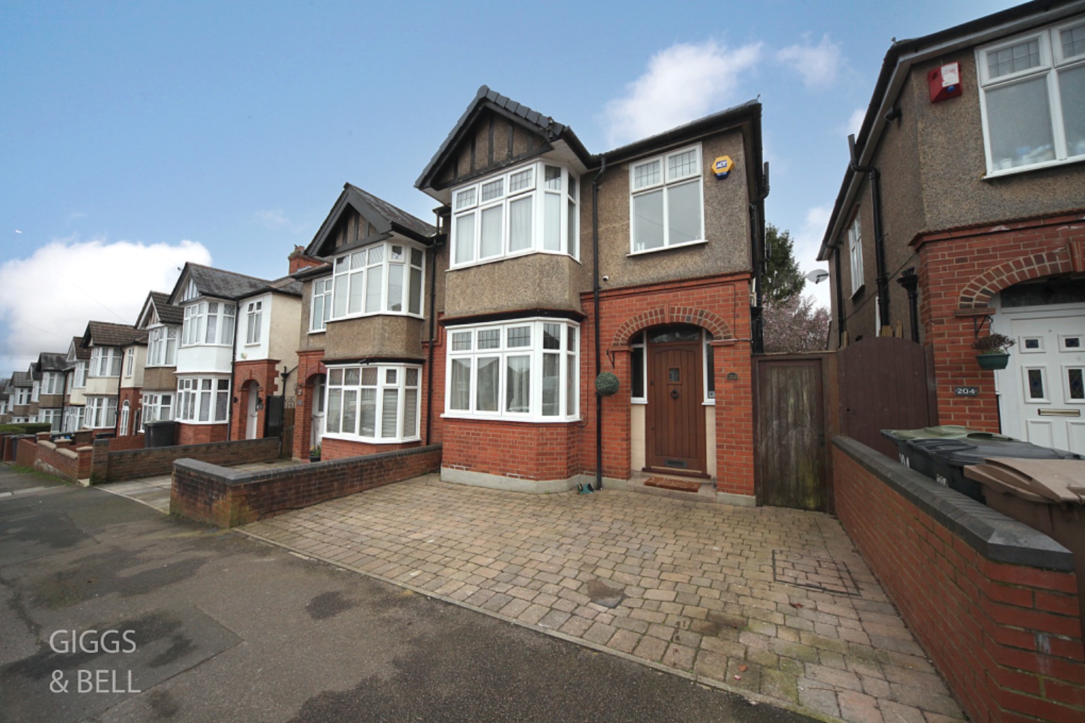 3 bed semi-detached house for sale in Strathmore Avenue, Luton 1