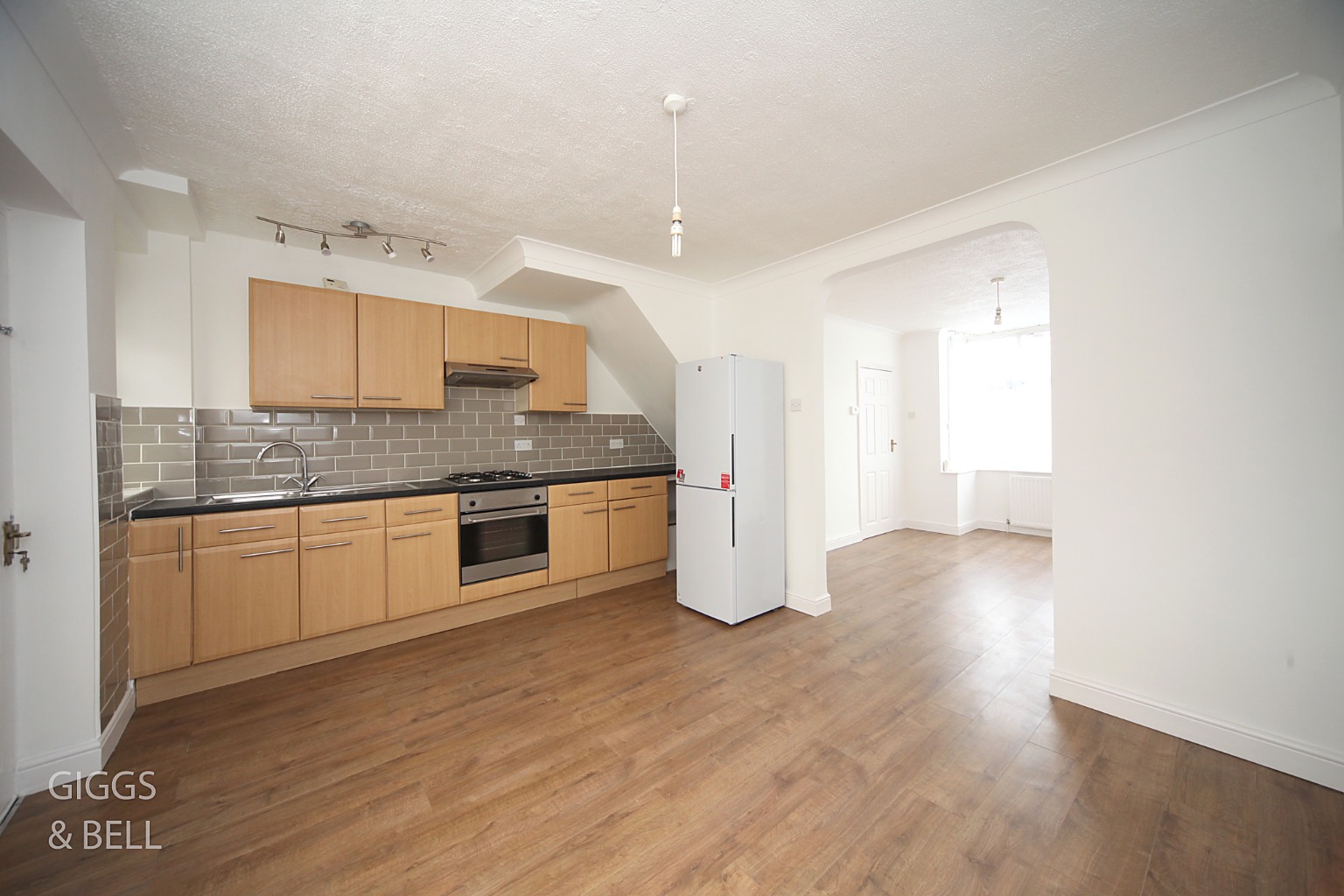 2 bed terraced house for sale in Pomfret Avenue, Luton 6