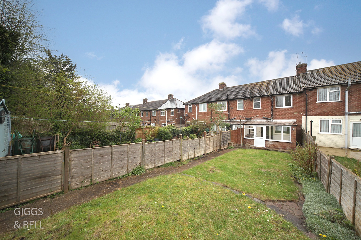 2 bed terraced house for sale in Pomfret Avenue, Luton 18