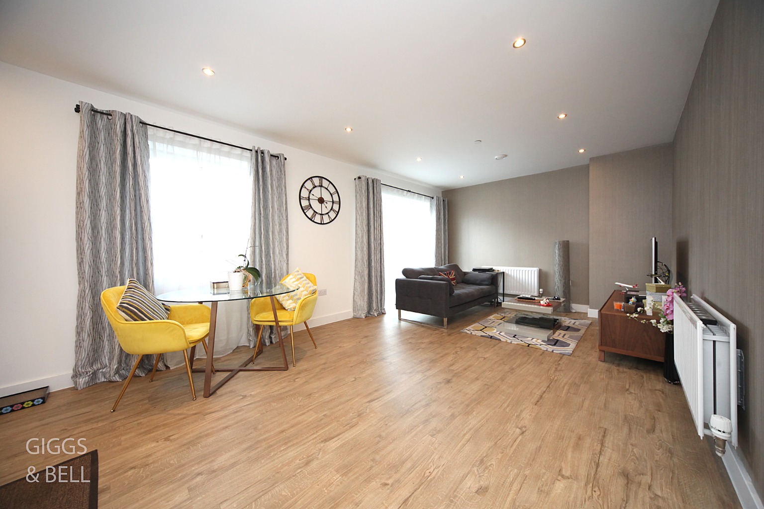 2 bed flat for sale, Luton  - Property Image 2