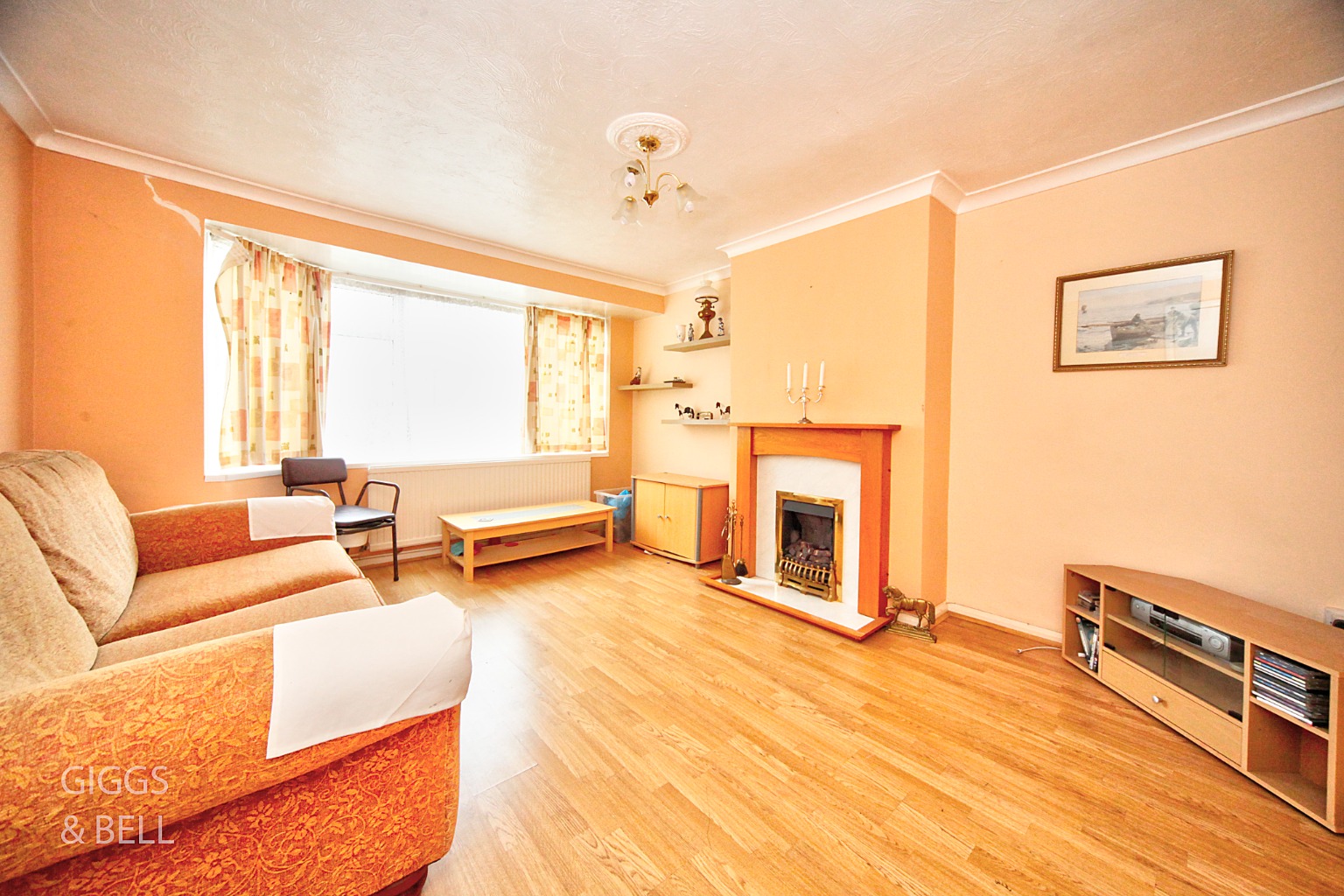 2 bed ground floor maisonette for sale in Hillary Close, Luton 2