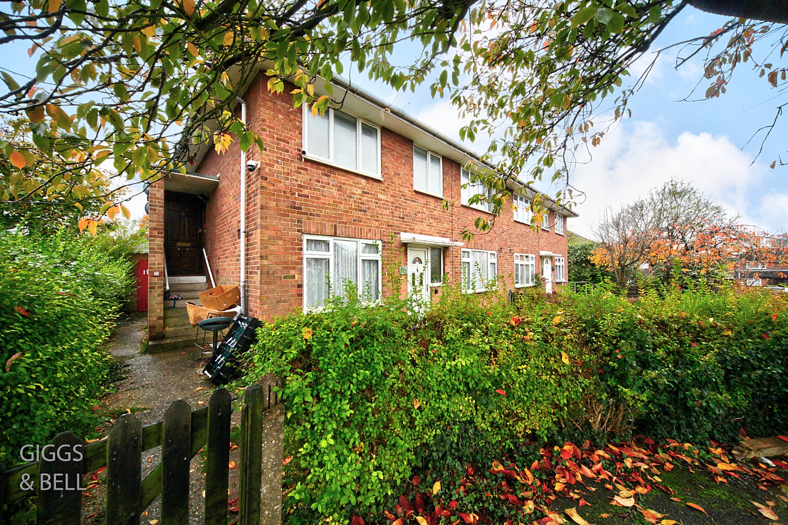 2 bed ground floor maisonette for sale in Hillary Close, Luton 1