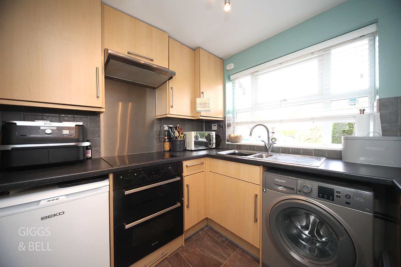 2 bed end of terrace house for sale in Rochford Drive, Luton 5