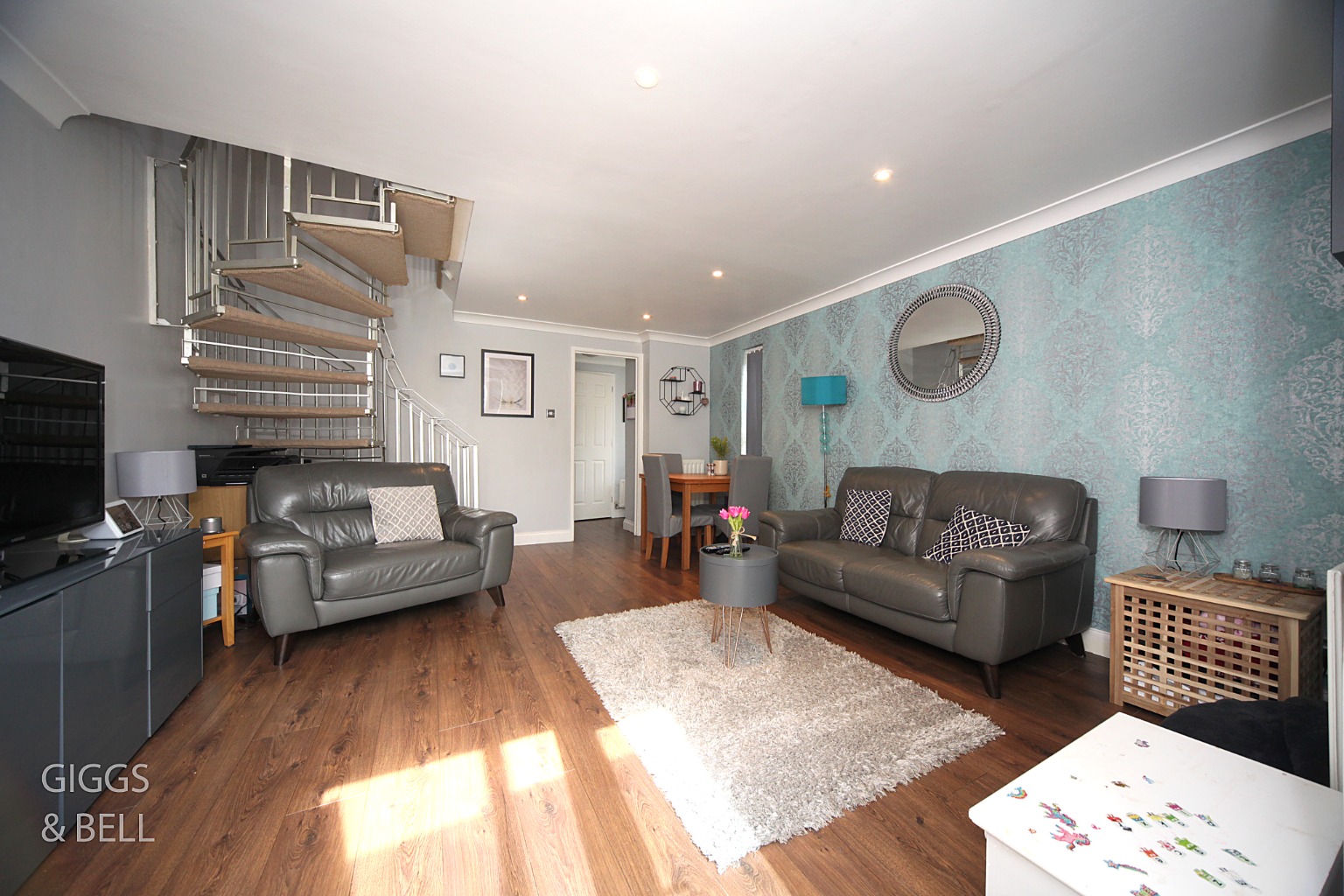 2 bed end of terrace house for sale in Rochford Drive, Luton 4