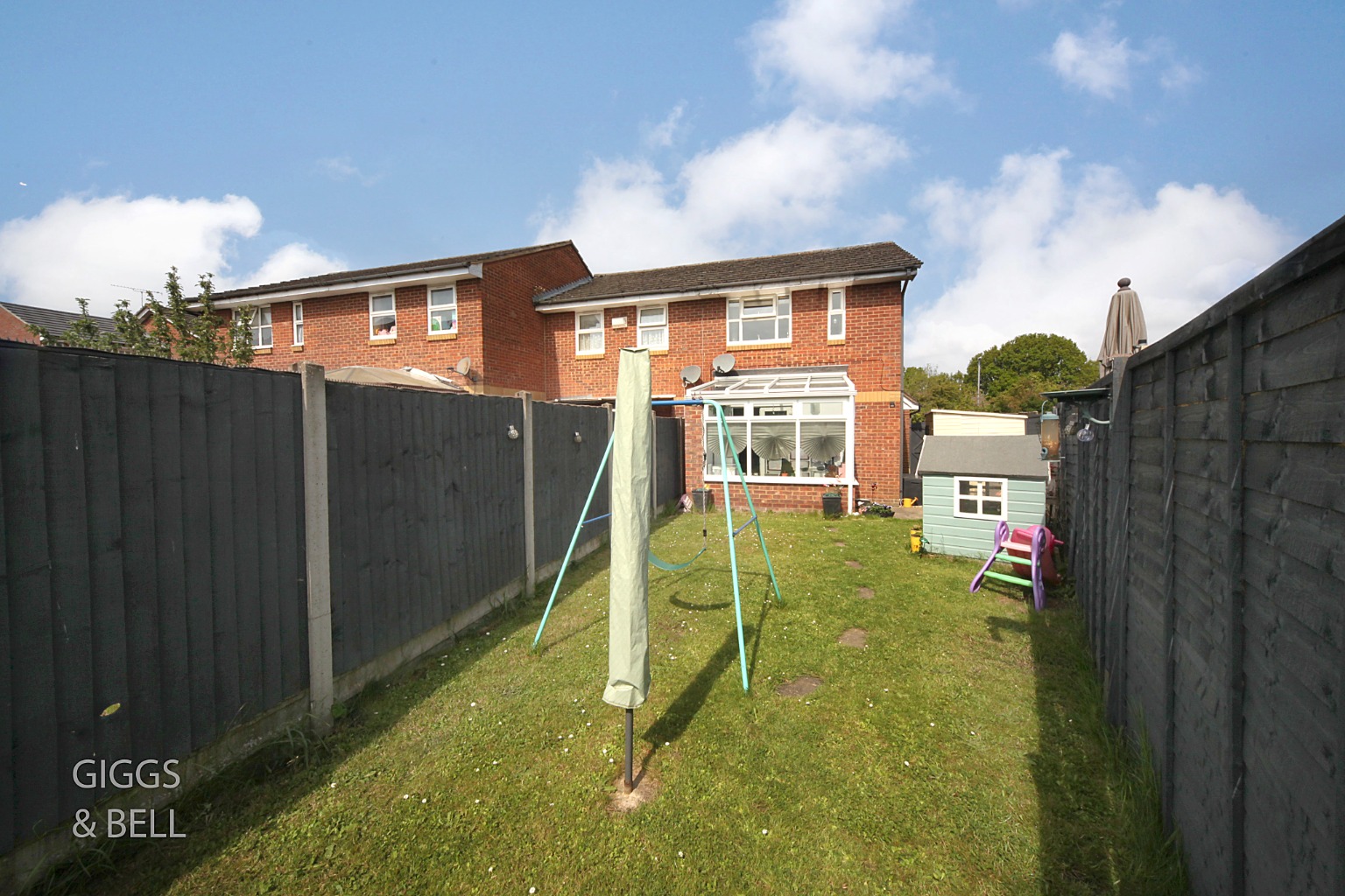 2 bed end of terrace house for sale in Rochford Drive, Luton 16