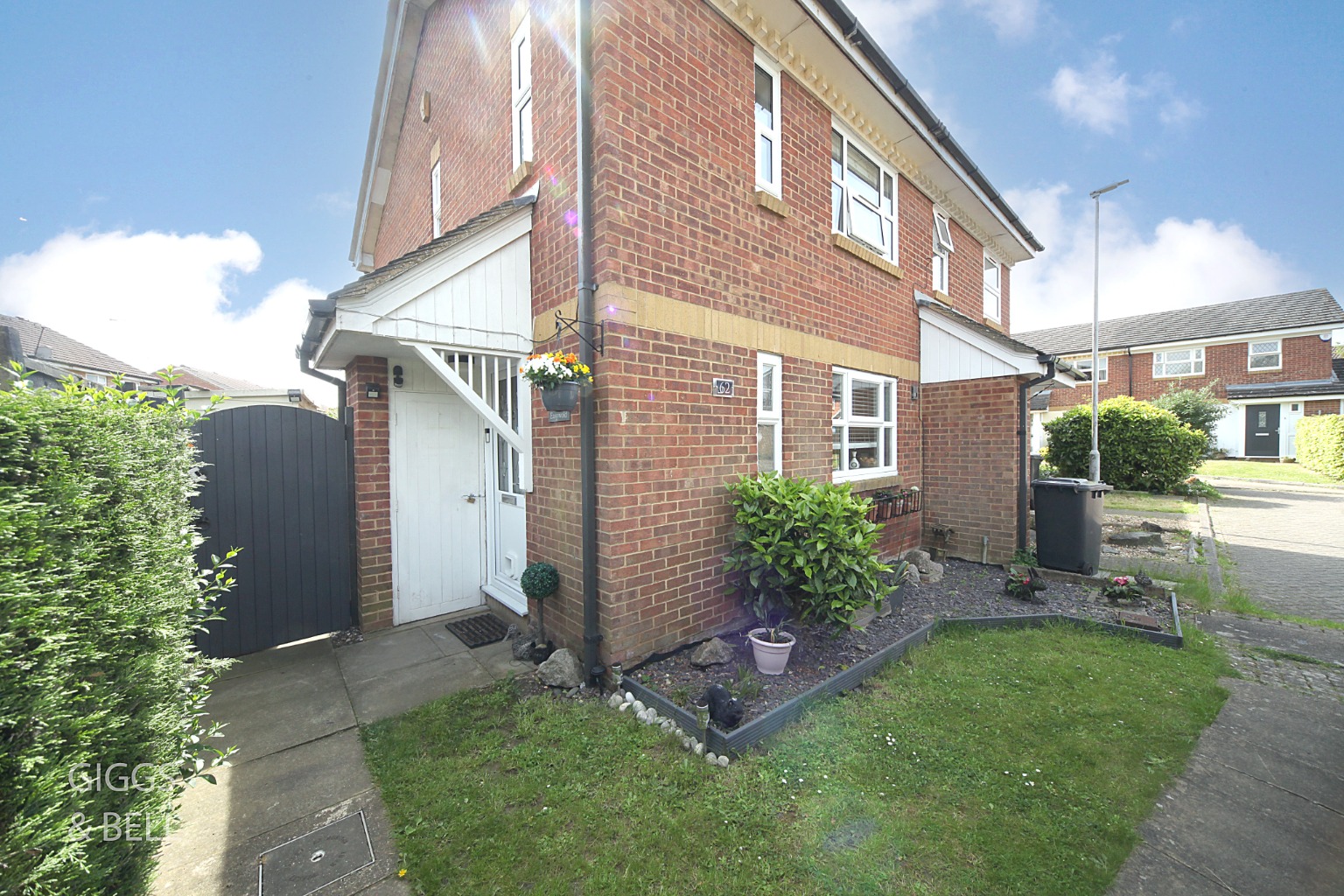 2 bed end of terrace house for sale in Rochford Drive, Luton  - Property Image 1